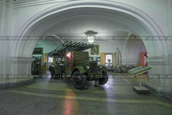 БМ-13 — советская боевая машина реактивной артиллерии ("Катюша") на базе грузовика ЗИС-6 в экспозиции музея артиллерии. Санкт-Петербург (2017 год). Редакционное фото, фотограф Виктор Карасев / Фотобанк Лори
