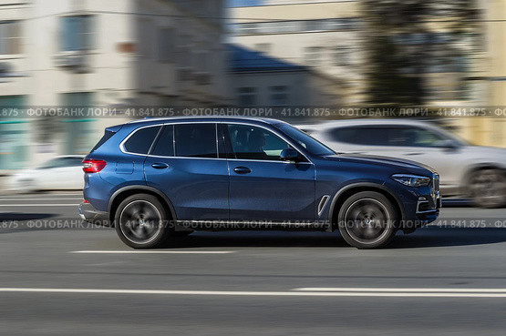 BMW X5 Fourth generation G05, car driving in city with motion blur, view from the side. Редакционное фото, фотограф Константин Григорьев / Фотобанк Лори