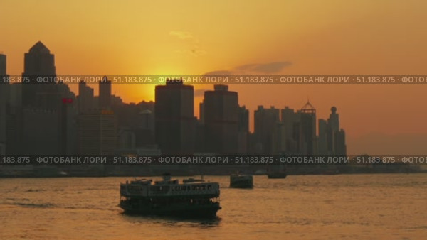 Boat in Victoria Harbour at sunset (2023 год). Стоковое видео, видеограф Михаил Коханчиков / Фотобанк Лори