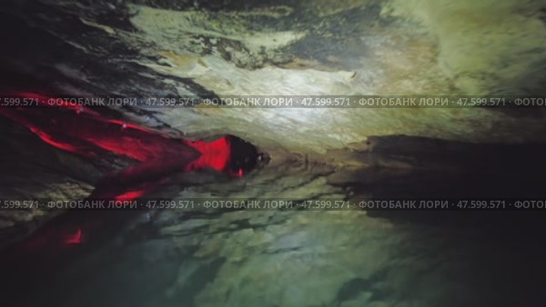 Boating on underground river in dark cave. Стоковое видео, видеограф Михаил Коханчиков / Фотобанк Лори