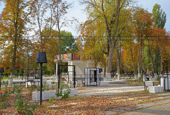 Bobrov, Voronezh region, Russia, October 17, 2022:  Children's playground in central city Victory Park Bobrov. Редакционное фото, фотограф Алексей Антипов / Фотобанк Лори