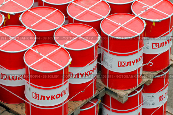 Бочки с нефтепродуктами российской нефтяной компании "Лукойл" (2017 год). Редакционное фото, фотограф Александр Тарасенков / Фотобанк Лори