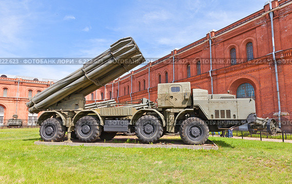 Боевая машина 9А52 РСЗО 9К58 "Смерч". Военно-исторический музей артиллерии, инженерных войск и войск связи в Санкт-Петербурге (2014 год). Редакционное фото, фотограф Иван Марчук / Фотобанк Лори