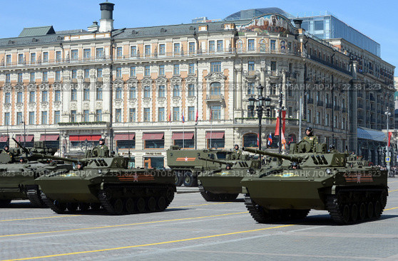 Боевая машина десанта БМД-4М Садовница оснащённая боевым модулем «Бахча-У», разработанным в Тульском ГУП КБ приборостроения на репетиции парада. (2015 год). Редакционное фото, фотограф Free Wind / Фотобанк Лори