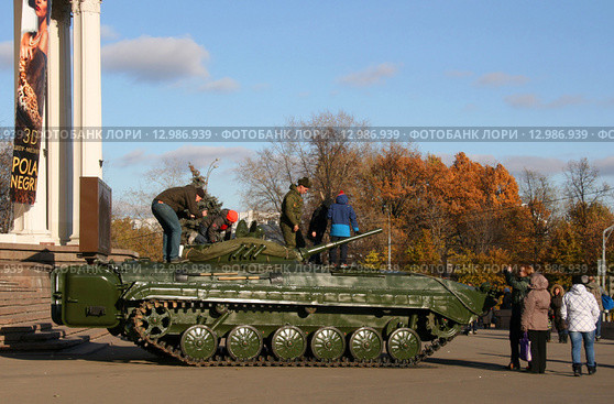 Боевая машина пехоты у Театра Российской Армии. Москва, Суворовская площадь (2015 год). Редакционное фото, фотограф Щеголева Ольга / Фотобанк Лори