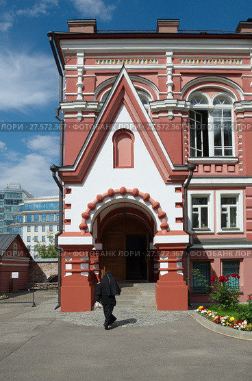 Богородице-Рождественский женский монастырь (1501-1505). Крыльцо церкви Казанской иконы Божией Матери. Москва, улица Рождественка, д.20/8 с14 (2017 год). Стоковое фото, фотограф Елена Коромыслова / Фотобанк Лори