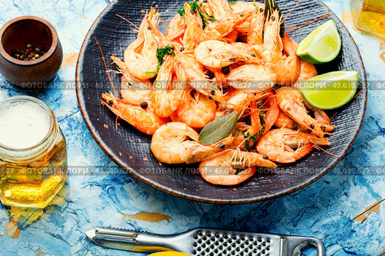 Boiled large shrimp and beer in glass jars. Delicious boiled prawns and beer. Стоковое фото, агентство Ingram Publishing / Фотобанк Лори