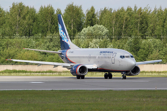Боинг 737 авиакомпании Nordavia выруливает на взлетную полосу в Пулково (2012 год). Редакционное фото, фотограф Сергей Крамарев / Фотобанк Лори
