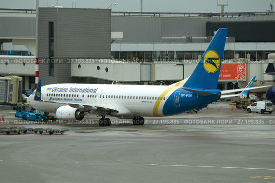 "Боинг-737" (UR-PSR) авиакомпании МАУ ("Международные авиалинии Украины") в аэропорту Схипхол. Амстердам (2017 год). Редакционное фото, фотограф Виктор Карасев / Фотобанк Лори