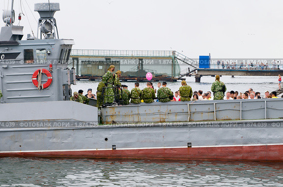 Бойцы морской пехоты на десантной барже. Морпехи в камуфляже. (2010 год). Редакционное фото, фотограф Сергеев Игорь / Фотобанк Лори