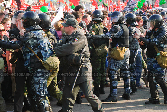 Бойцы полиции и ОМОНа теснят митингующих на "Марше миллионов" в Москве 6 мая 2012 года. Редакционное фото, фотограф Алёшина Оксана / Фотобанк Лори