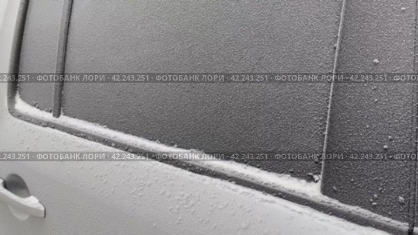 Боковое стекло легкового автомобиля, покрытое льдом и мелким снегом. Стоковое видео, видеограф Щеголева Ольга / Фотобанк Лори
