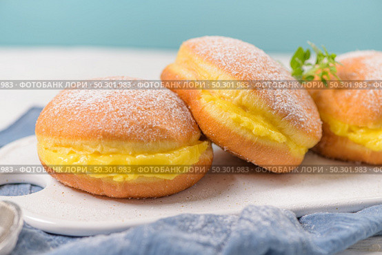 Bolas de Berlim, or "Berlin Balls". Portuguese fried dough with sugar, Filled with sweet egg cream. Стоковое фото, агентство Ingram Publishing / Фотобанк Лори