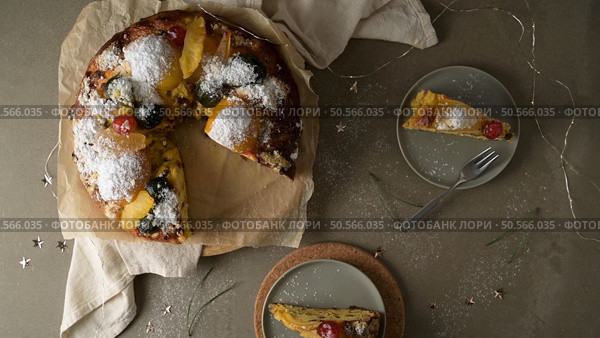 Bolo do Rei or King’s Cake, Made for Christmas, Carnavale or Mardi Gras on kitcthen countertop. Стоковое фото, агентство Ingram Publishing / Фотобанк Лори