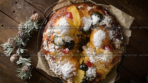 Bolo do Rei or King’s Cake, Made for Christmas, Carnavale or Mardi Gras with Christmas season elements in Background. Стоковое фото, агентство Ingram Publishing / Фотобанк Лори