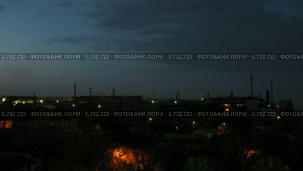 Большая фабрика в Волгограде в вечернее время (тайм лапс) (2010 год). Редакционное видео, видеограф Losevsky Pavel / Фотобанк Лори