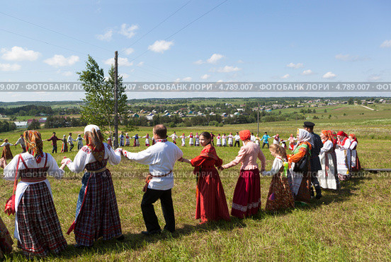 Большой хоровод на празднике Пресвятой Троицы (2013 год). Редакционное фото, фотограф Николай Мухорин / Фотобанк Лори