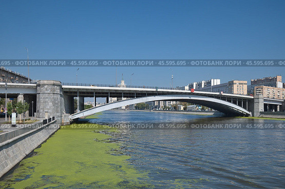 Большой Краснохолмский мост в Москве, Россия (2024 год). Стоковое фото, фотограф Елена Коромыслова / Фотобанк Лори