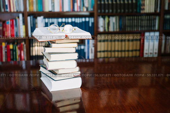 books glasses table library. High resolution photo. books glasses table library. High quality photo. Стоковое фото, агентство Ingram Publishing / Фотобанк Лори