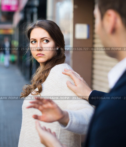 Boring male person accosting to female at crowded street. Стоковое фото, фотограф Яков Филимонов / Фотобанк Лори
