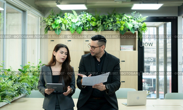 Boss and secretary with the stressful mood of a failed job and angry that the job failed again. Стоковое фото, агентство Ingram Publishing / Фотобанк Лори