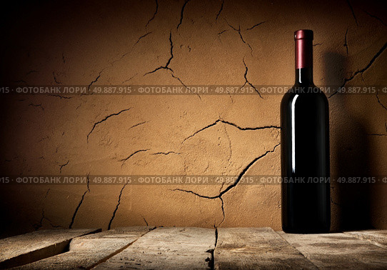 Bottle of cabernet in cellar near clay wall. Стоковое фото, агентство Ingram Publishing / Фотобанк Лори