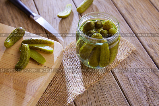 bottled pickles cucumbers in vintage wooden table. Стоковое фото, агентство Ingram Publishing / Фотобанк Лори