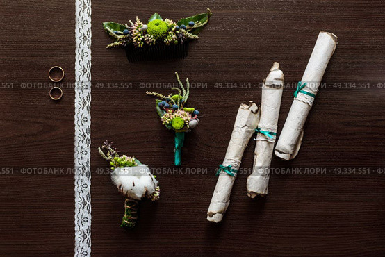 boutonniere made of cotton lying on a brown table with lace, scrolls of old parchment. Стоковое фото, агентство Ingram Publishing / Фотобанк Лори