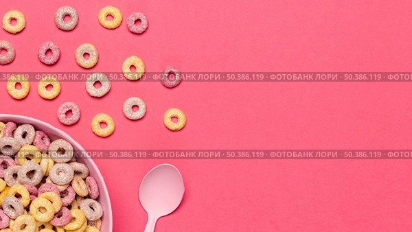 bowl cereal fruit loops with spoon copy space. Стоковое фото, агентство Ingram Publishing / Фотобанк Лори