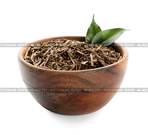 Bowl of dry hojicha green tea on white background. Стоковое фото, фотограф Pixel_shot / Фотобанк Лори
