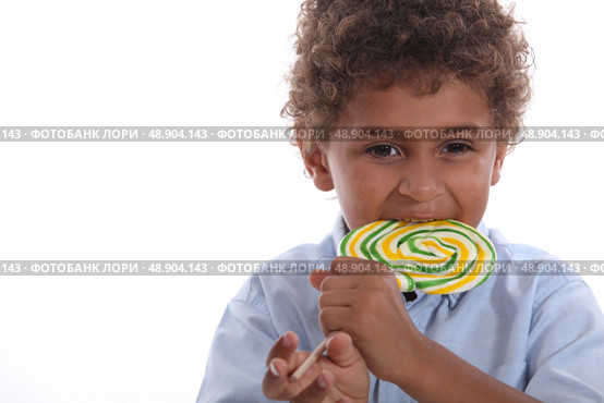 Boy eating a lolly pop. Стоковое фото, агентство Ingram Publishing / Фотобанк Лори