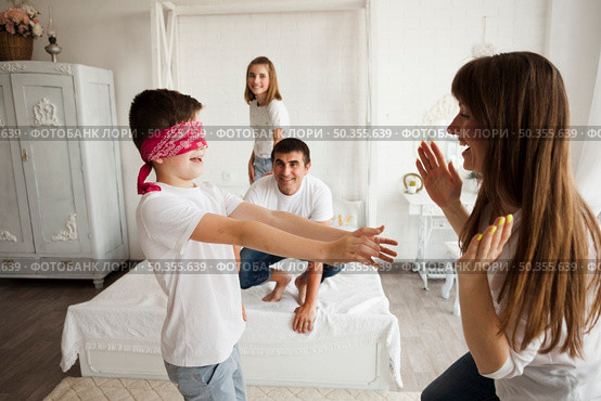 boy with blindfold caught mother during playing blind man s buff. Стоковое фото, агентство Ingram Publishing / Фотобанк Лори