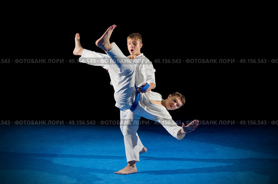 Boys martial arts fighters isolated. Стоковое фото, агентство Ingram Publishing / Фотобанк Лори