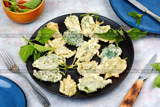 Breaded nettle or battered nettle. Hot spring greens appetizer. Breaded nettle or battered nettle, tempura. Стоковое фото, агентство Ingram Publishing / Фотобанк Лори