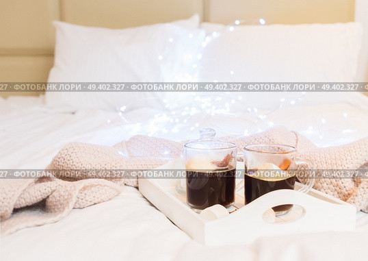 Breakfast in bed for two - tray with cup of coffee and sweet marshmallows, cozy hygge home style. Breakfast in bed. Стоковое фото, агентство Ingram Publishing / Фотобанк Лори