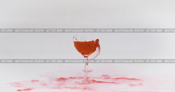 Breaking the glass of red wine in slow motion on white background. Shot on super slow motion camera 1000 fps. Стоковое видео, видеограф Андрей Армягов / Фотобанк Лори
