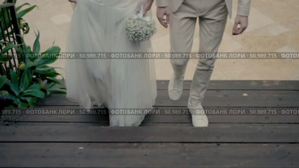 Bride and groom going up the stairs. Стоковое видео, видеограф Tatiana Malinsky / Фотобанк Лори