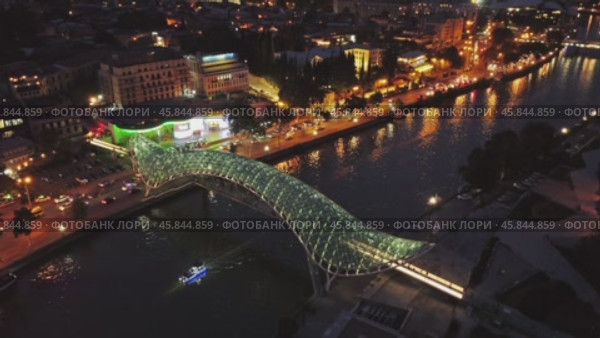 Bridge of Peace at night in Tbilisi. Стоковое видео, видеограф Михаил Коханчиков / Фотобанк Лори