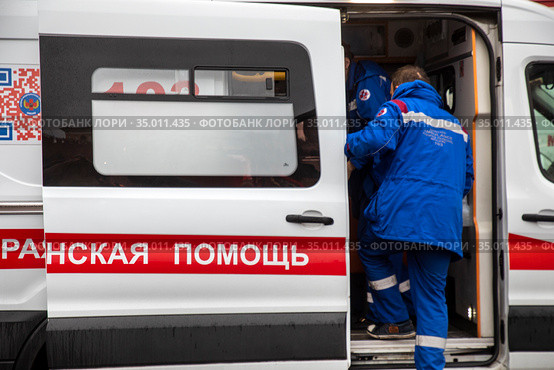 Бригада экстренной службы скорой помощи оказывает помощь пациенту городе Москве, Россия (2020 год). Редакционное фото, фотограф Николай Винокуров / Фотобанк Лори