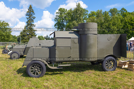 Британский бронеавтомобиль "Остин" 1 серии (модель 1914), вид сбоку. Военно-исторический фестиваль «Великая война. 1914». Царское Село. Редакционное фото, фотограф Виктор Карасев / Фотобанк Лори
