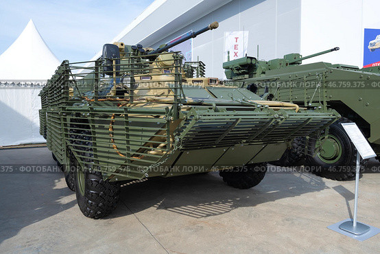 Бронетранспортер БТР-82АТ с комплектом защитных решетчатых экранов на международном военно-техническом форуме "Армия". Парк Патриот (2022 год). Редакционное фото, фотограф Виктор Карасев / Фотобанк Лори