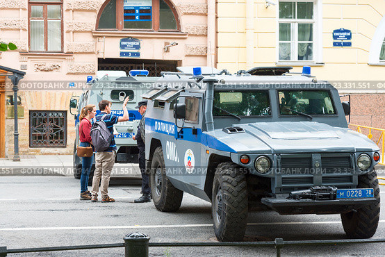 Бронированные полицейские автомобили "Тигр" заграждают проезд. Санкт-Петербург (2016 год). Редакционное фото, фотограф Александр Щепин / Фотобанк Лори