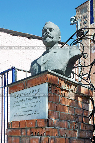 Бронзовый бюст А.Н. Заусайлова в городе Ельце Липецкой области (2015 год). Редакционное фото, фотограф stargal / Фотобанк Лори
