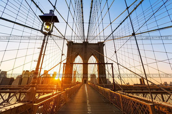 Brooklyn Bridge sunset New York Manhattan skyline NY NYC USA. Стоковое фото, агентство Ingram Publishing / Фотобанк Лори