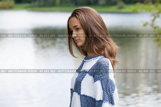 B,runette girl in the background of a summer park. Стоковое фото, фотограф Андрей Аркуша / Фотобанк Лори