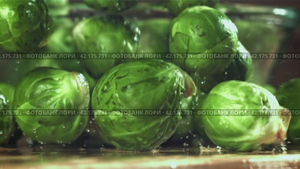 Brussels sprouts fall on the table. Filmed on a high-speed camera at 1000 fps. Стоковое видео, видеограф Артем Шадрин / Фотобанк Лори