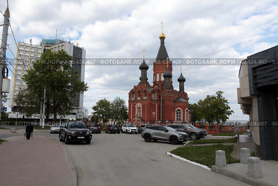Брянск церковь на проспекте Ленина и гостиница (2023 год). Редакционное фото, фотограф Дмитрий Неумоин / Фотобанк Лори