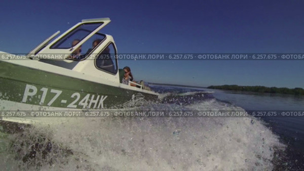 Брызги от мчащейся по водной глади воды моторной лодки (2014 год). Редакционное видео, видеограф Кекяляйнен Андрей / Фотобанк Лори