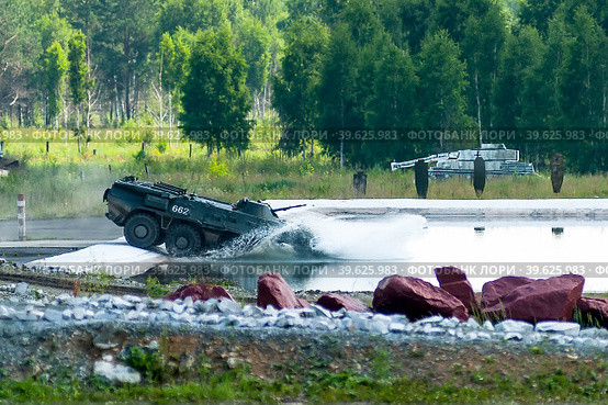 BTR-82A armoured personnel carrier in water (2008 год). Редакционное фото, фотограф Сергей Буторин / Фотобанк Лори