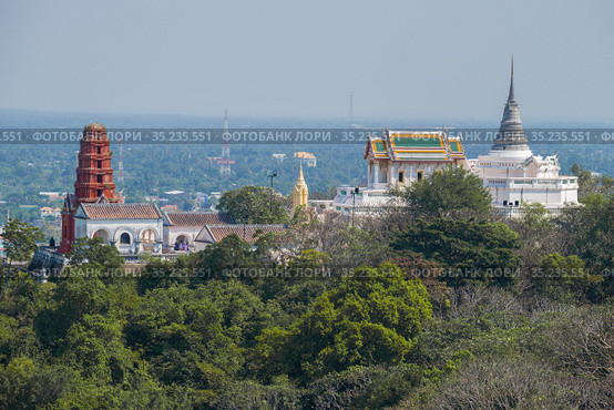Буддистские храмы на вершине Королевского холма (Phra Nakhon Khiri) солнечным днем. Пхетчабури, Таиланд (2018 год). Стоковое фото, фотограф Виктор Карасев / Фотобанк Лори